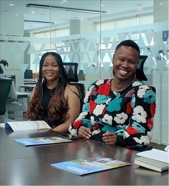 支隊(duì)成員在CGTN非洲總站與當(dāng)?shù)赜浾呓涣?。穆瑞瑩攝