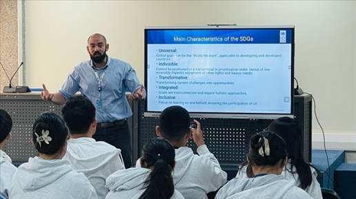 聯(lián)合國(guó)內(nèi)羅畢辦事處的工作人員為支隊(duì)成員講解可持續(xù)發(fā)展目標(biāo)。林源攝