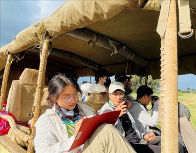 支隊(duì)成員開(kāi)展長(zhǎng)頸鹿監(jiān)測(cè)國(guó)際志愿工作。林源攝