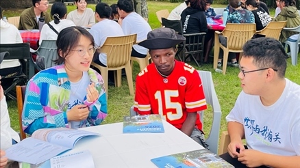 支隊(duì)成員在青年論壇上與世界各地的志愿者交流。 林源攝