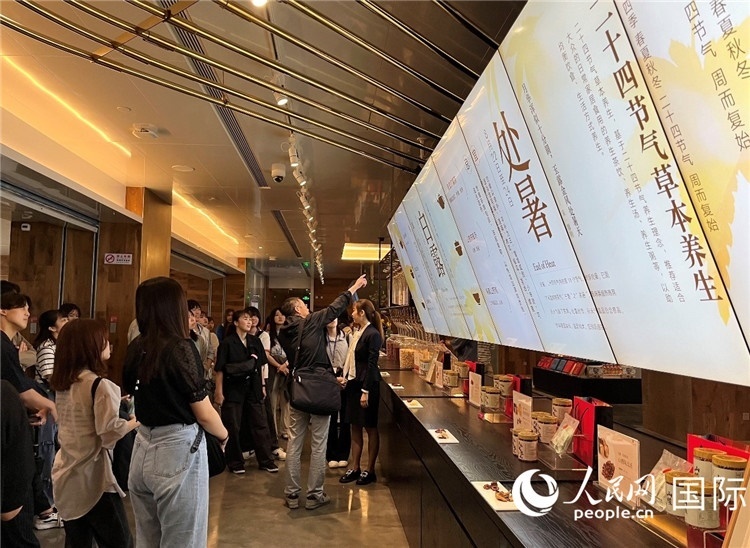 2. 日中友好協(xié)會青年代表團(tuán)一行學(xué)習(xí)24節(jié)氣養(yǎng)生知識。（人民網(wǎng)記者陳思 攝）