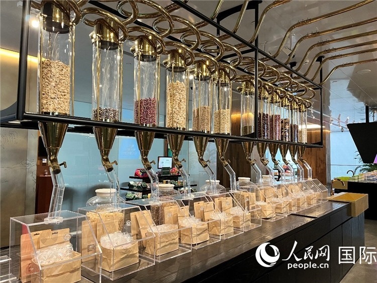 3.展示區(qū)展示的24節(jié)氣養(yǎng)生茶。（人民網(wǎng)記者陳思 攝）