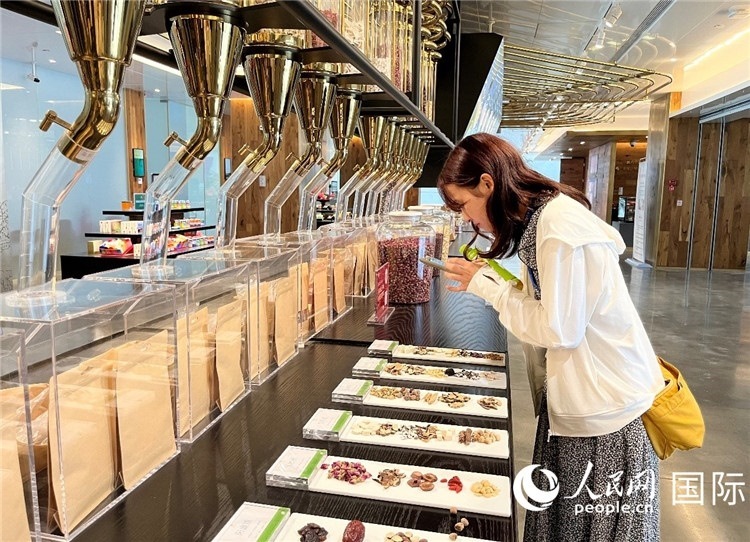 4. 代表團(tuán)團(tuán)員對新中式茶飲的食材充滿興趣。（人民網(wǎng)記者陳思 攝）
