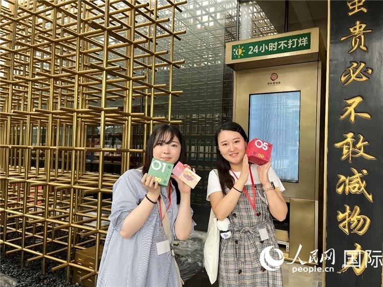 5. 代表團(tuán)團(tuán)員展示通過無人售藥機(jī)購買的盲盒。（人民網(wǎng)記者陳思 攝）