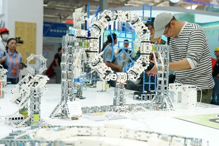 2024年9月11日，記者在服貿(mào)會首鋼園區(qū)教育服務(wù)館采訪。新華社記者 張晨霖 攝