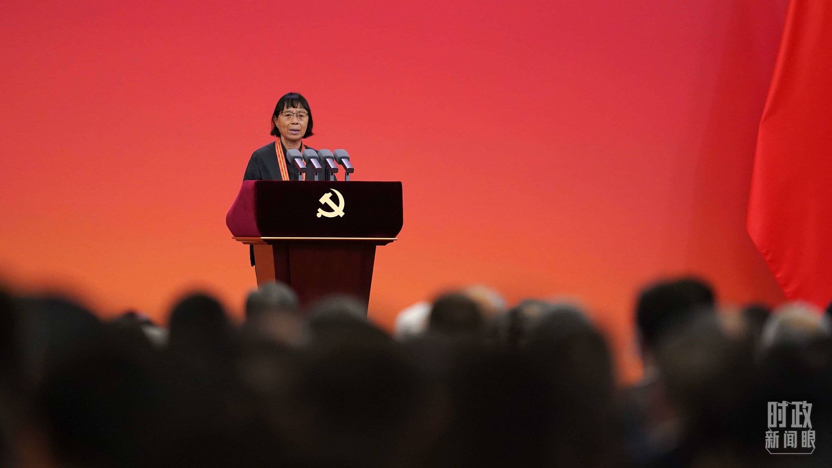  △2021年6月，幫助數千名貧困山區(qū)女孩圓夢大學的人民教師張桂梅，代表“七一勛章”獲得者發(fā)言。（總臺國廣記者李晉拍攝）
