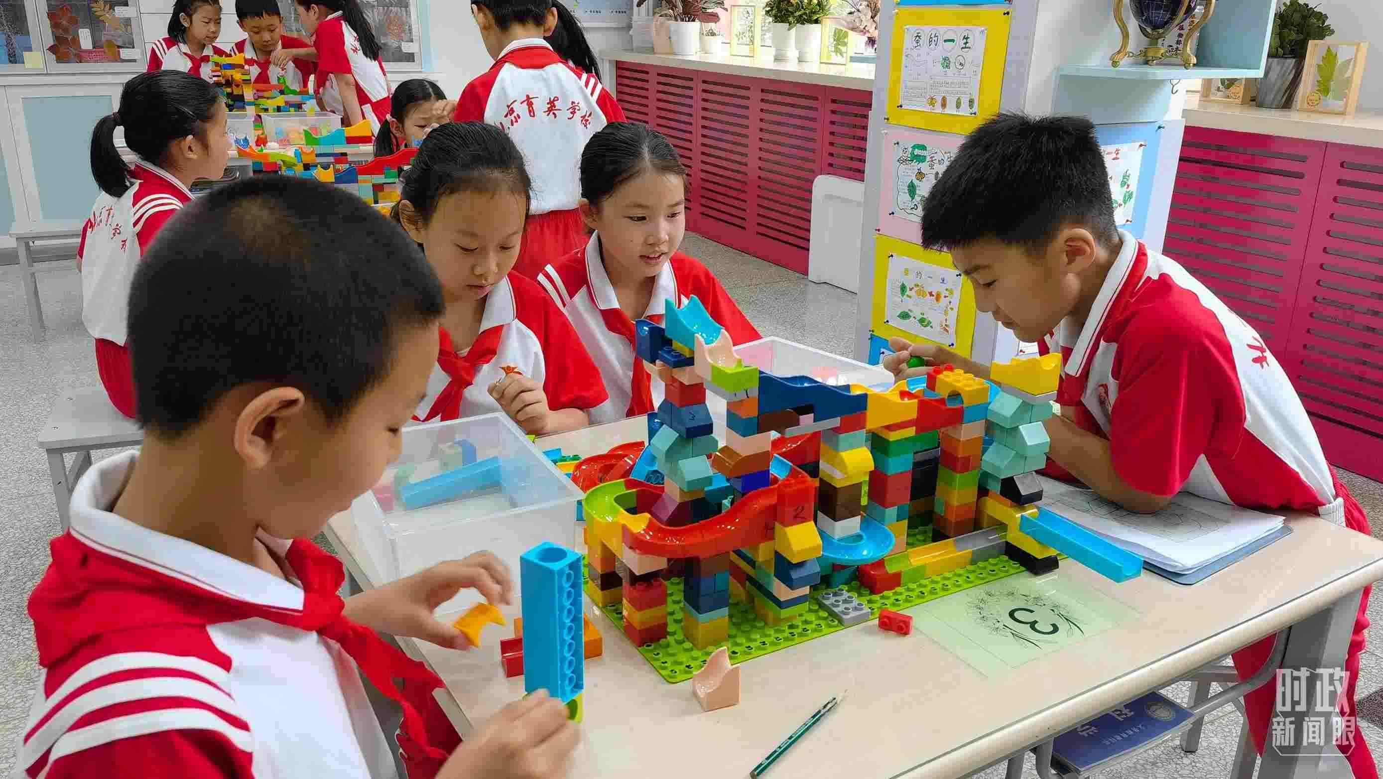  △這是北京育英學校的科學教室。2023年5月，習近平在這里調研時，希望同學們從小樹立“科技創(chuàng)新、強國有我”的志向。（總臺央視記者石丞拍攝）