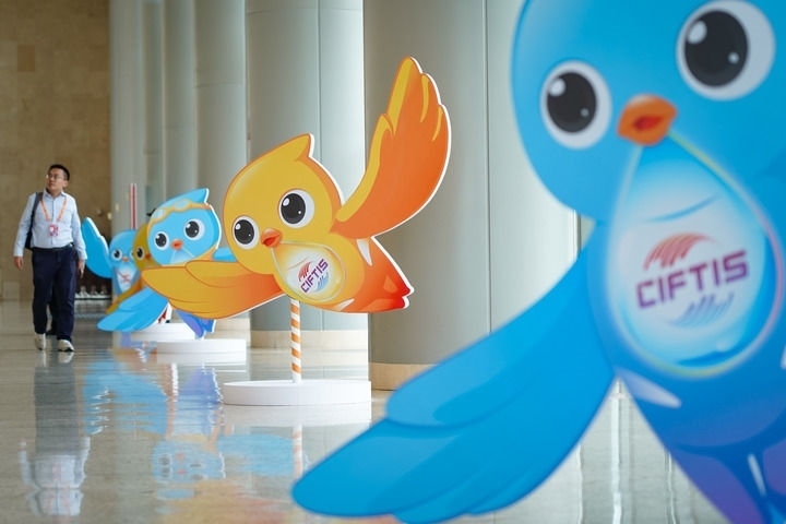 2024年9月11日在國家會議中心拍攝的服貿(mào)會吉祥物“福燕”形象。新華社記者 陳鐘昊 攝