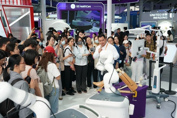 2024年9月11日，記者在服貿(mào)會首鋼園區(qū)健康衛(wèi)生服務(wù)館采訪。新華社記者 張晨霖 攝