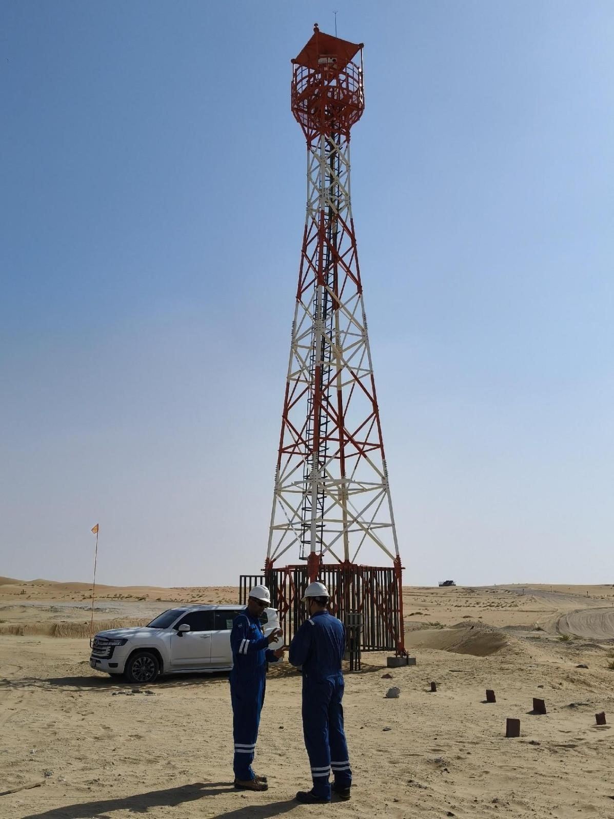 工作人員在調(diào)試紅外線氣體監(jiān)測(cè)及智能預(yù)警系統(tǒng)。振華石油供圖