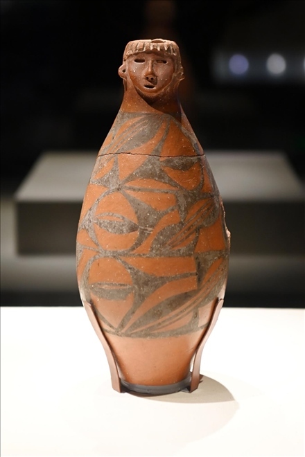 大地灣出土的人頭形器口彩陶瓶。新華社記者 范培珅 攝