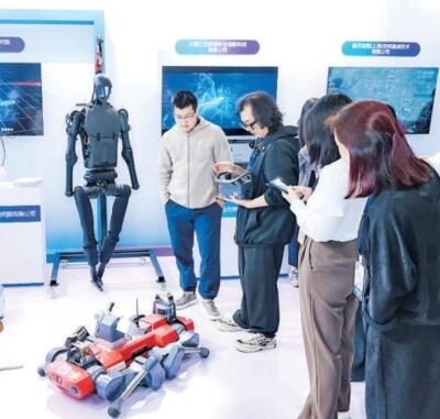 普陀區(qū)“中華武數(shù)”科創(chuàng)集市上，展位工作人員在向觀眾展示機器人。資料圖片