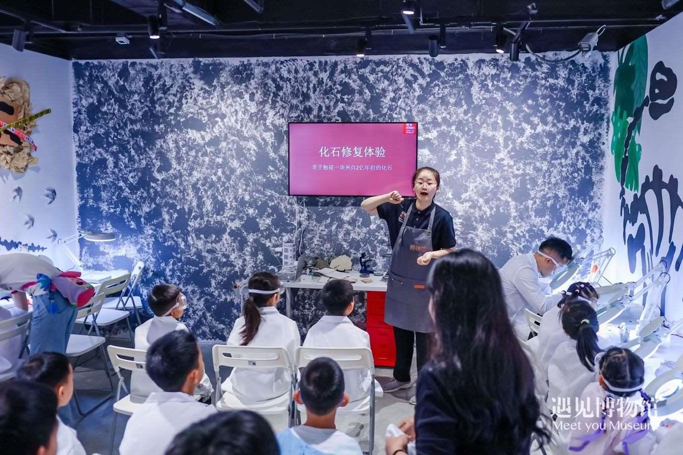 3. 小朋友們在“2億年的地球記憶——恐龍化石特展”體驗當“小小科學家”。遇見博物館供圖