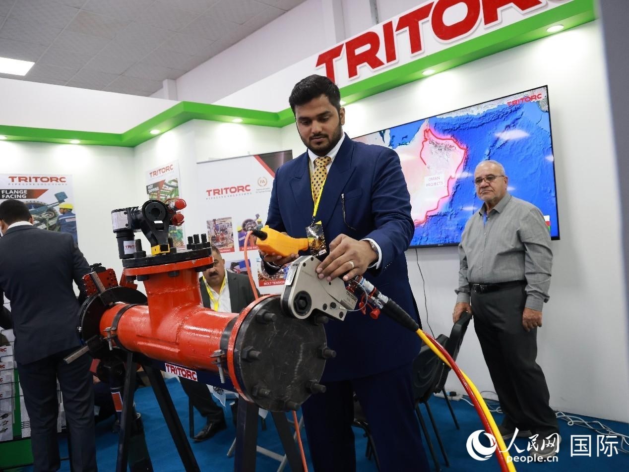 圖為一家油企工作人員在演示儀器操作。人民網記者管克江攝