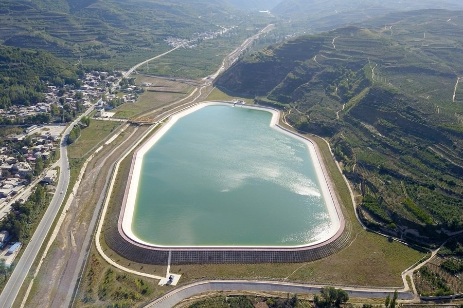 這是在天水市拍攝的已投用的天水城區(qū)引洮供水工程楊家灣調(diào)蓄水池（無人機照片）。新華社記者 范培珅 攝