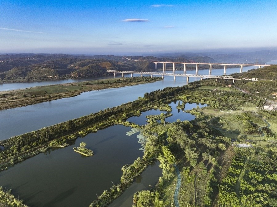 這是2023年8月28日在河南黃河濕地國(guó)家級(jí)自然保護(hù)區(qū)濟(jì)源段拍攝的景色（無人機(jī)照片）。新華社發(fā) 苗秋鬧 攝