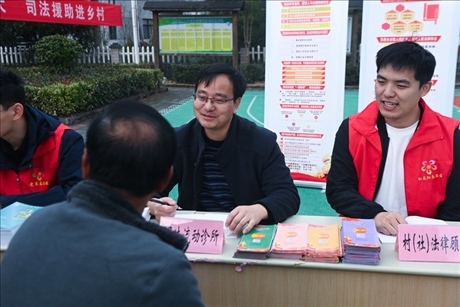 2022年11月9日，在杭州市臨安區(qū)太陽鎮(zhèn)上太陽村，臨安區(qū)太陽司法所所長方凱（右二）現(xiàn)場解答法律問題。 新華社記者 徐昱 攝
