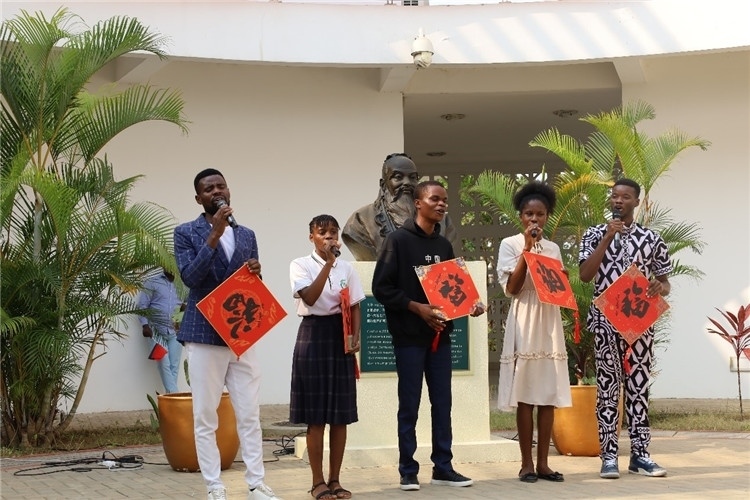 孔院學(xué)生演唱歌曲《故鄉(xiāng)的云》。內(nèi)圖大學(xué)孔子學(xué)院供圖