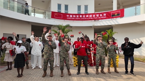 中安合唱歌曲《相親相愛》。內(nèi)圖大學(xué)孔子學(xué)院供圖