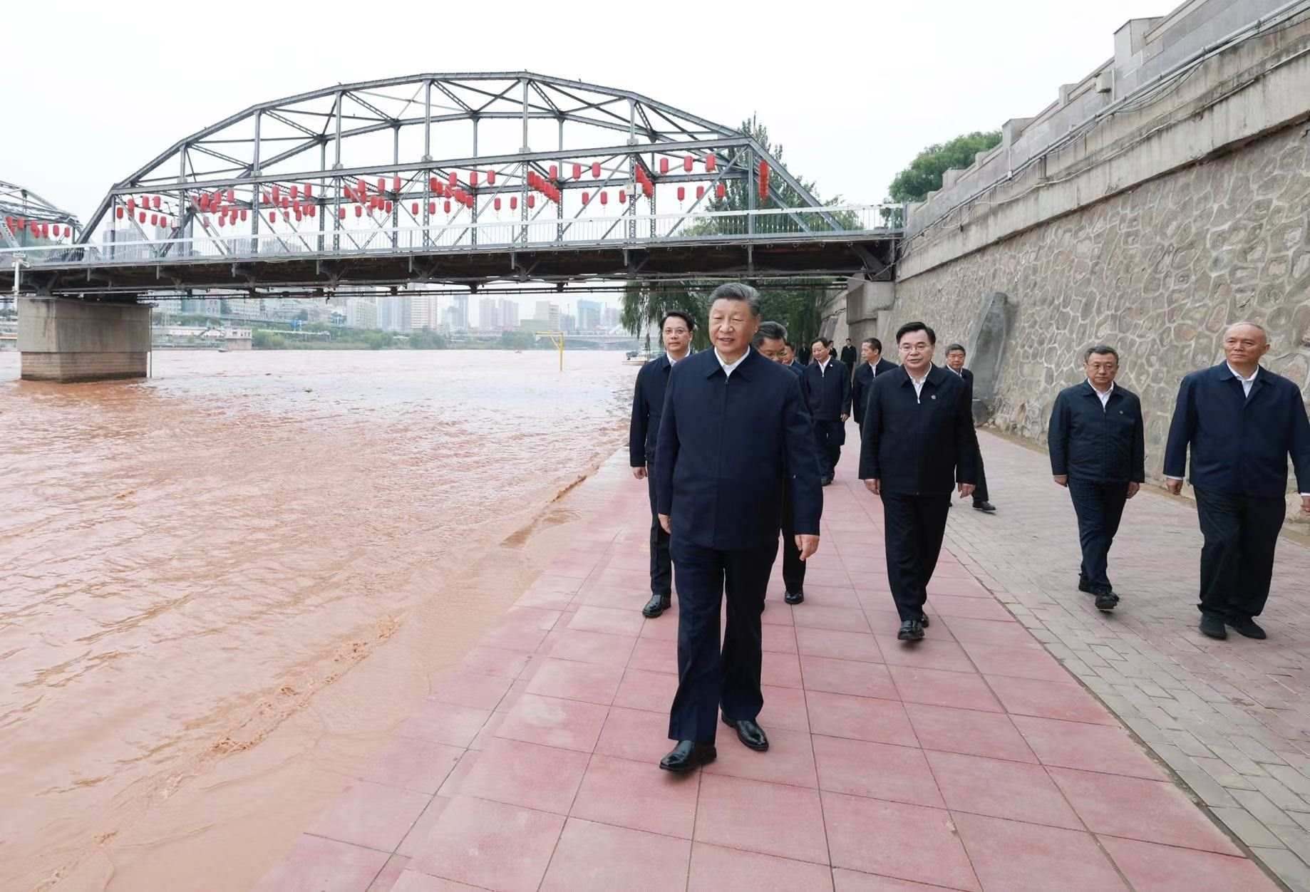 △9月11日下午，甘肅蘭州市黃河蘭州中山橋段，習近平總書記了解當?shù)赝苿狱S河流域生態(tài)保護等情況。