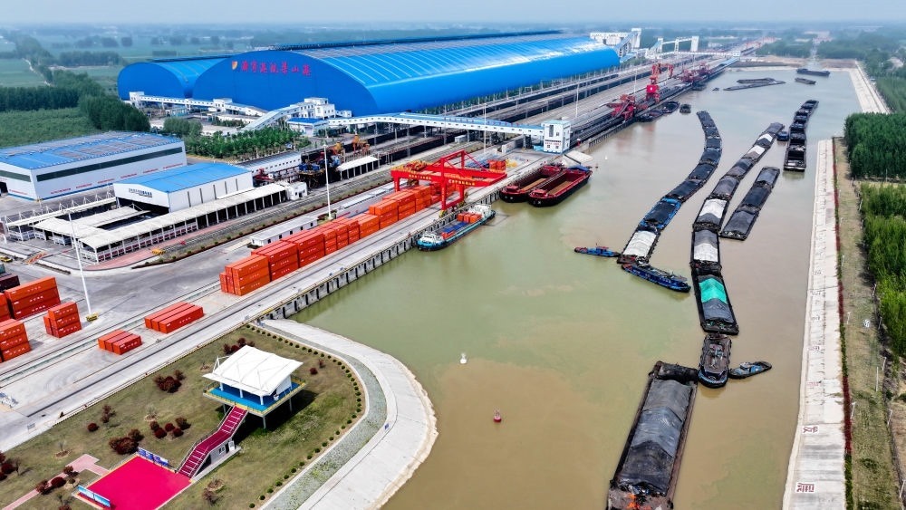 2024年4月24日，船舶行駛在山東濟寧港航梁山港航道上（無人機照片）。近年來，山東省加快構(gòu)建沿黃陸海大通道，有效促進黃河流域各省區(qū)物流降本增效，實現(xiàn)更高水平對外開放。