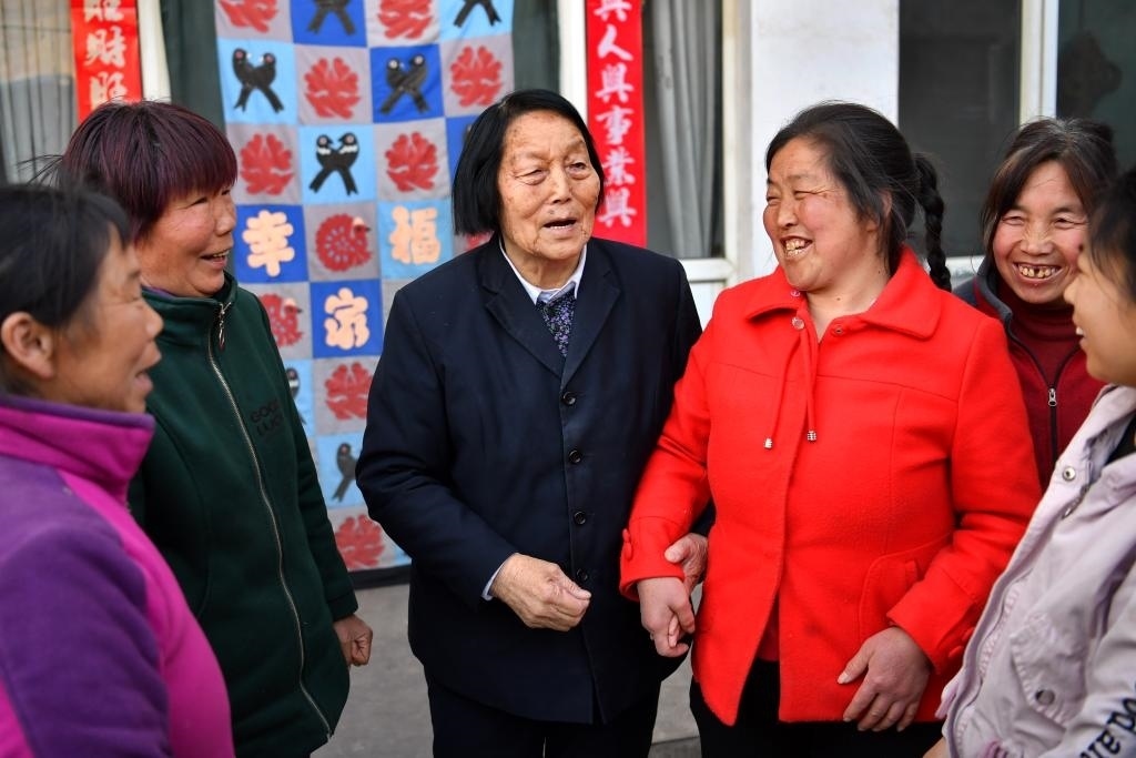 2019年3月23日，申紀(jì)蘭（左三）在山西省平順縣西溝村與村民分享全國(guó)兩會(huì)精神。新華社記者 曹陽(yáng) 攝