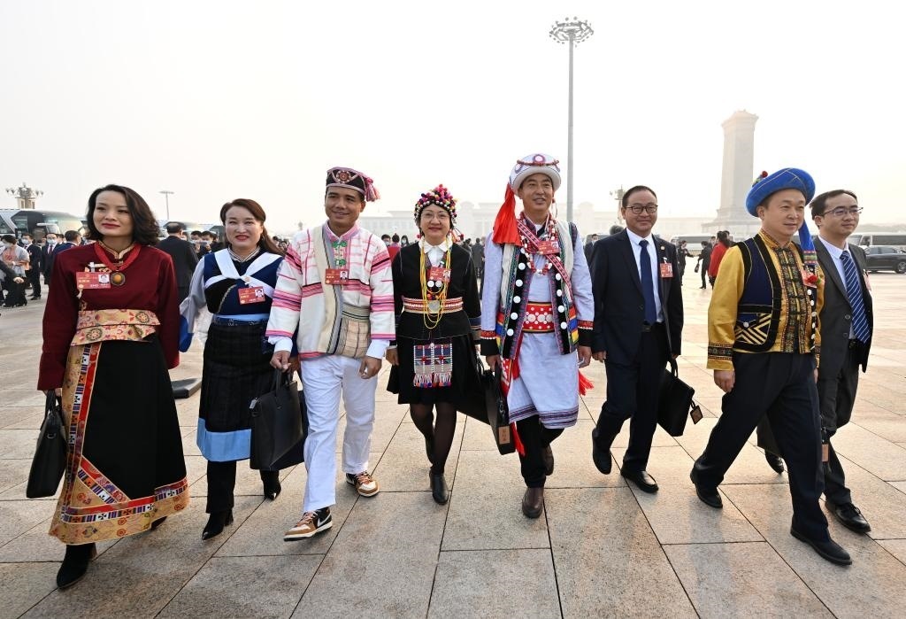 2023年3月5日，第十四屆全國(guó)人民代表大會(huì)第一次會(huì)議在北京人民大會(huì)堂開幕。這是全國(guó)人大代表走向會(huì)場(chǎng)。新華社記者 陳益宸 攝