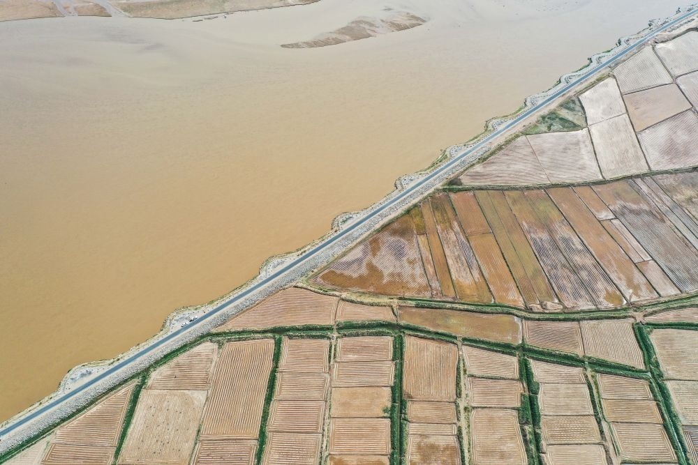 2024年5月26日在內(nèi)蒙古巴彥淖爾市臨河區(qū)拍攝的黃河（無人機照片）。巴彥淖爾市位于黃河“幾字彎”北端，擁有富饒的河套灌區(qū)，引黃灌溉面積達1000多萬畝。近年來，在引黃灌溉工程支撐下，河套灌區(qū)年均糧食總產(chǎn)量達60億斤以上。