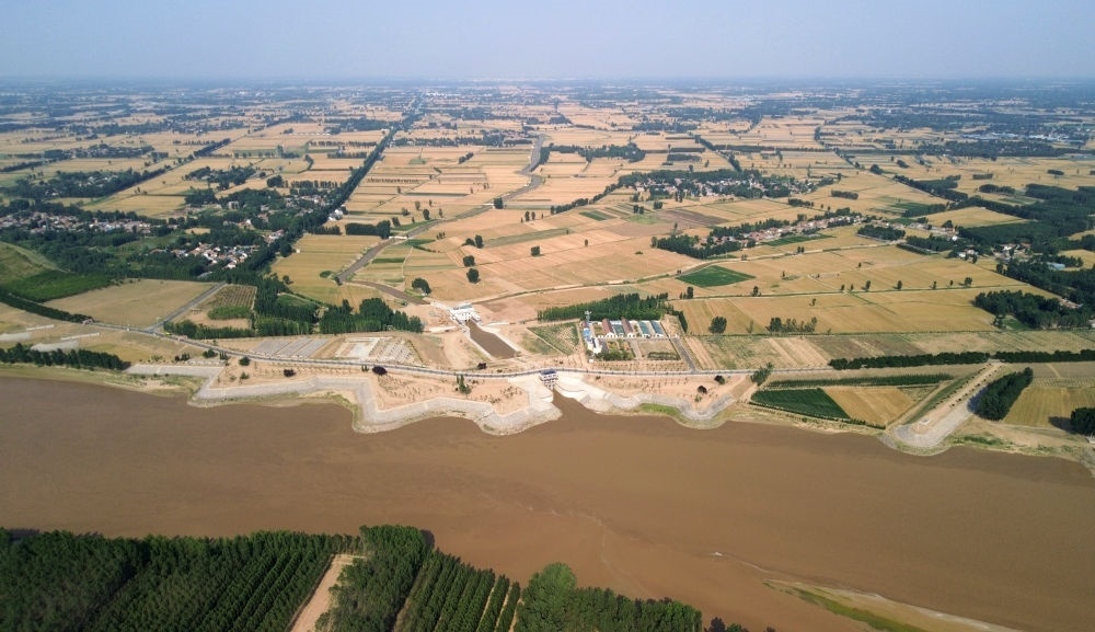 2024年6月19日，位于黃河高青段的馬扎子引黃閘開閘引水（無人機照片）。5月1日至6月18日，山東省累計啟用引黃閘63座，引黃河水量10.06億立方米，保障農(nóng)業(yè)灌溉需求。