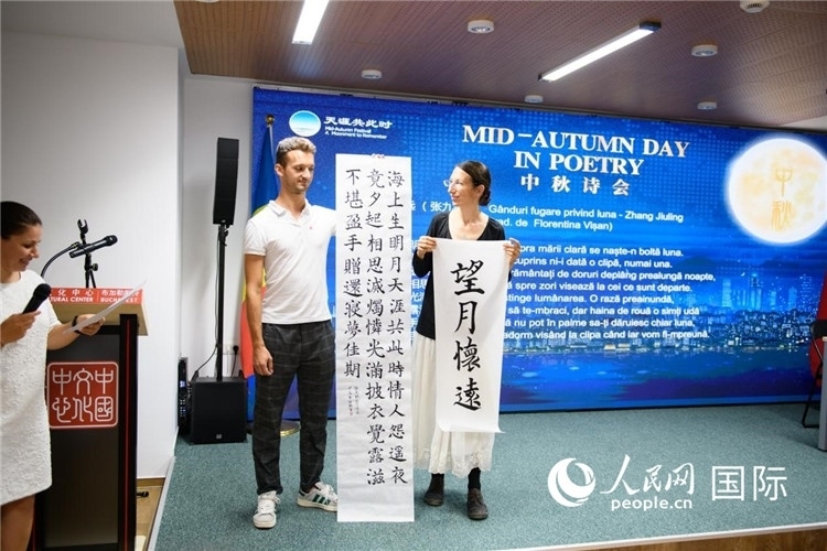 現(xiàn)場的羅馬尼亞書法愛好者書寫并展示作品。傅永山攝