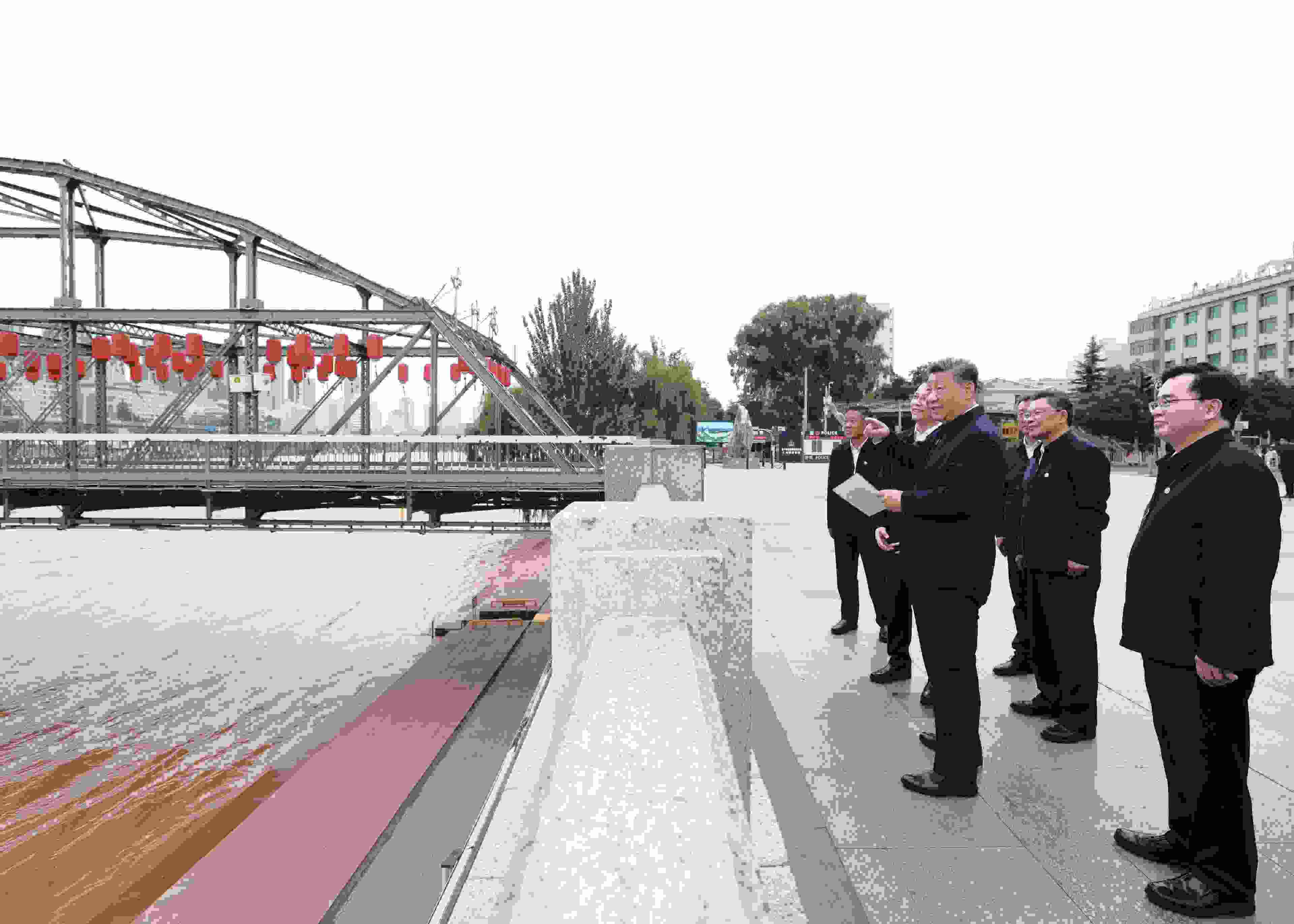 △ 2024年9月11日，習(xí)近平總書記來到甘肅省蘭州市黃河蘭州中山橋段，了解當(dāng)?shù)赝苿?dòng)黃河流域生態(tài)保護(hù)情況。