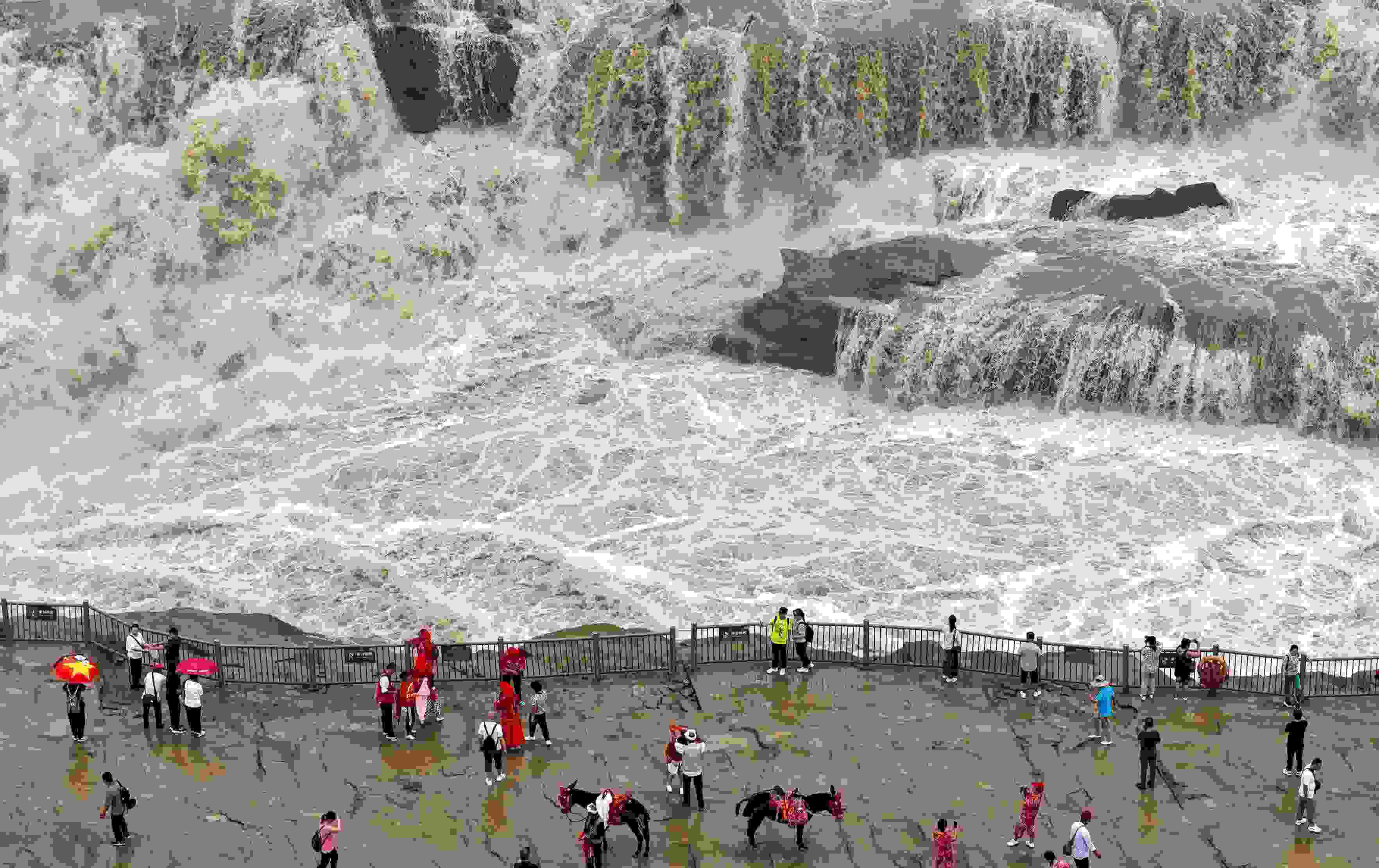 △9月9日，游客在黃河壺口瀑布景區(qū)游覽。