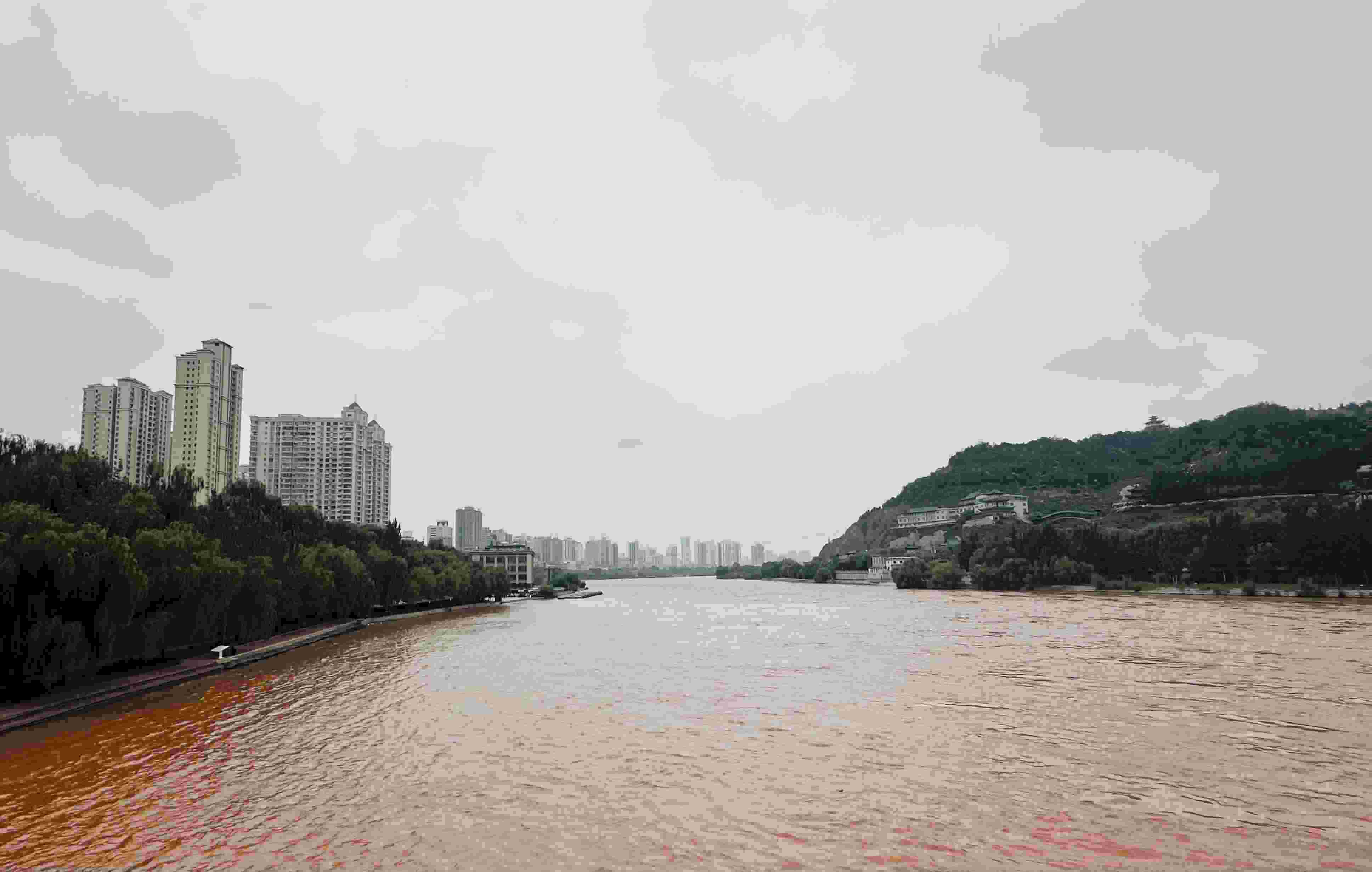 △黃河蘭州段。（總臺(tái)央視記者陸泓宇拍攝）