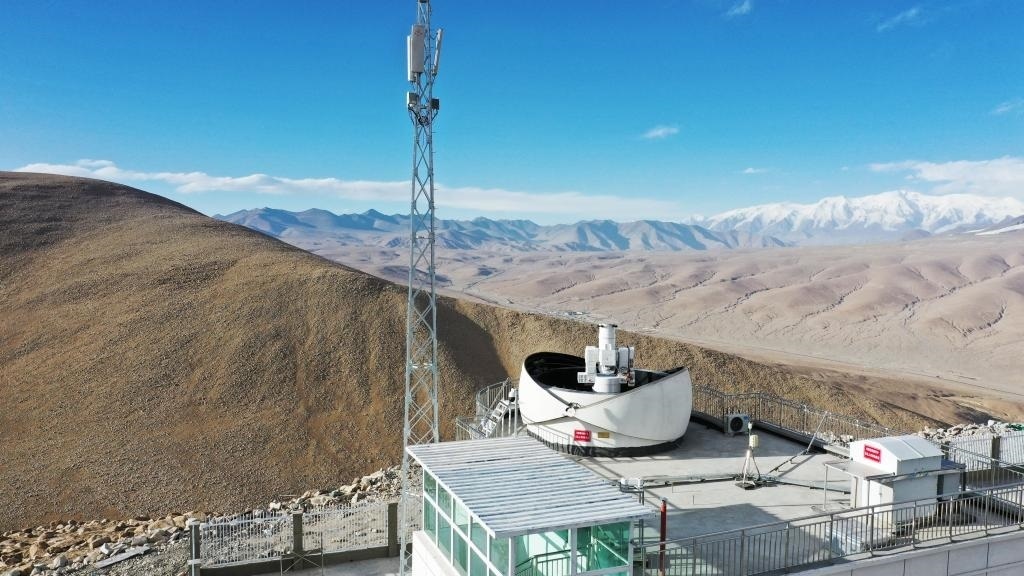 正在運(yùn)行的塔縣星地激光通信地面站。（中國(guó)科學(xué)院空天信息創(chuàng)新研究院供圖）