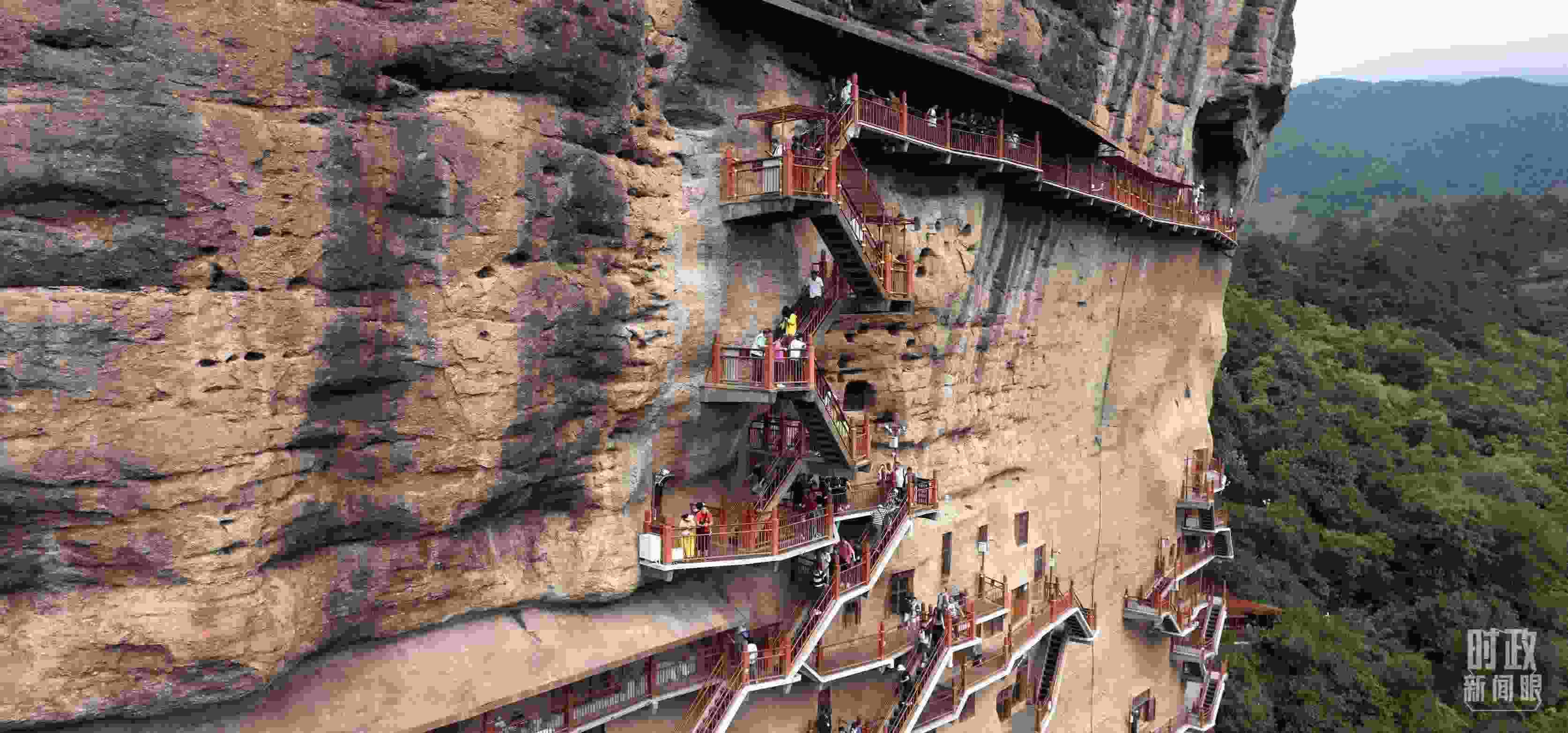 △麥積山石窟是國(guó)家5A級(jí)旅游景區(qū)，2024年上半年累計(jì)接待游客57萬(wàn)人。（總臺(tái)國(guó)廣記者李晉拍攝）