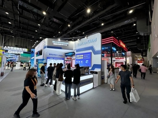 觀眾在展區(qū)了解相關(guān)金融服務(wù)。人民網(wǎng)記者 黃盛攝