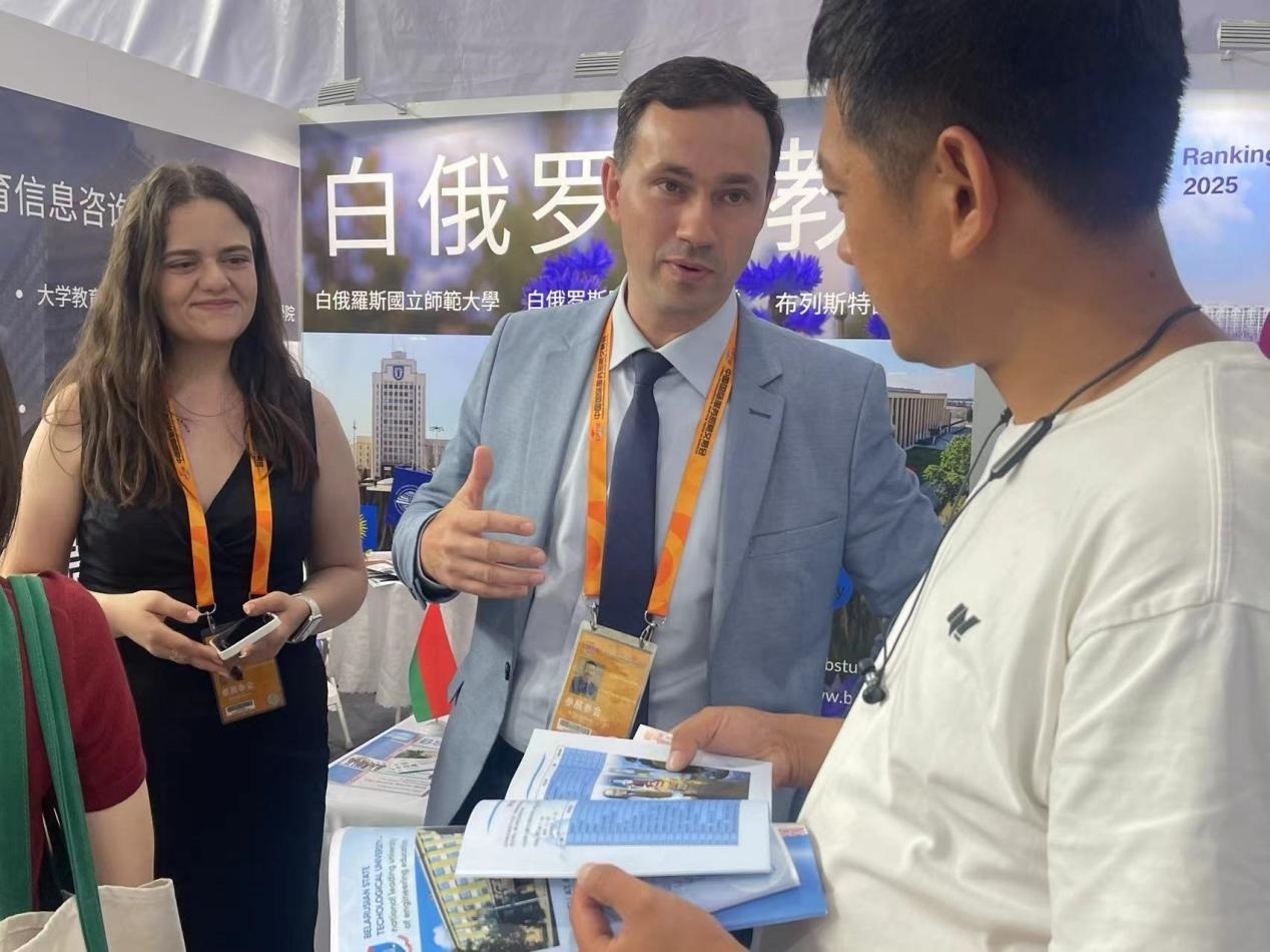 觀眾在展臺咨詢。人民網(wǎng)記者 何旭攝