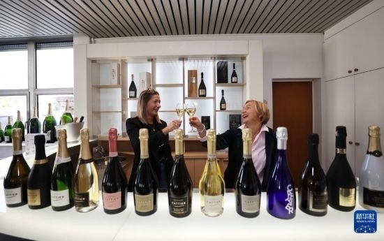 9月13日，在法國(guó)蘭斯附近的希尼萊羅斯，人們?cè)诩氧畞喛偛肯碛孟銠壘?。新華社記者 高靜 攝