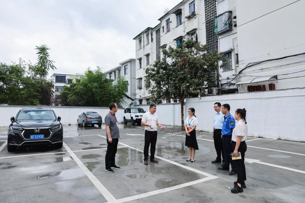 2024年9月11日，在浙江省湖州市，湖州吳興區(qū)人大代表、人大飛英街道工委代表及塔下街社區(qū)代表前往已改建的一處停車(chē)場(chǎng)進(jìn)行實(shí)地調(diào)研，監(jiān)督該改建項(xiàng)目的完成情況。新華社記者 徐昱 攝