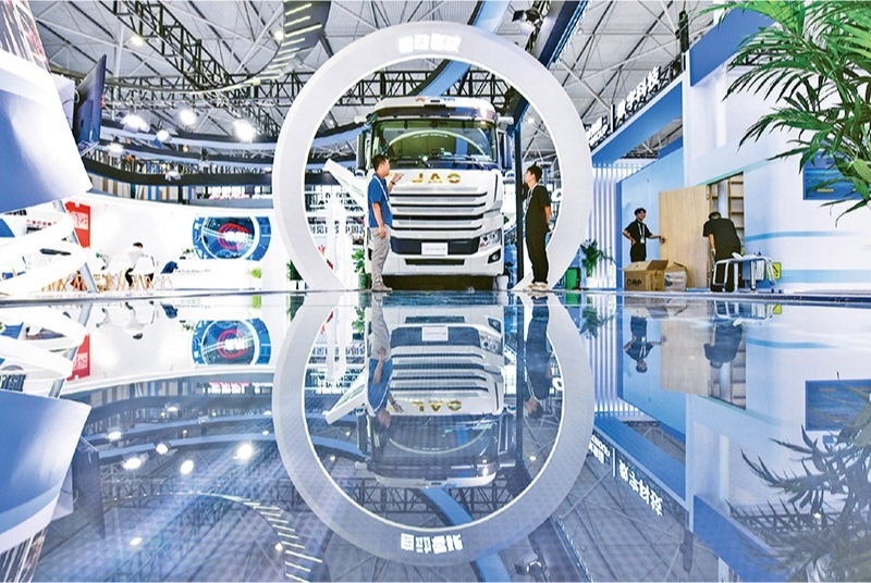 黨的二十屆三中全會(huì)提出，加快構(gòu)建促進(jìn)數(shù)字經(jīng)濟(jì)發(fā)展體制機(jī)制，完善促進(jìn)數(shù)字產(chǎn)業(yè)化和產(chǎn)業(yè)數(shù)字化政策體系。2024年8月28日至30日，2024中國國際大數(shù)據(jù)產(chǎn)業(yè)博覽會(huì)在貴州貴陽舉辦。圖為工作人員在介紹無人駕駛重型卡車。 新華社記者 楊文斌/攝