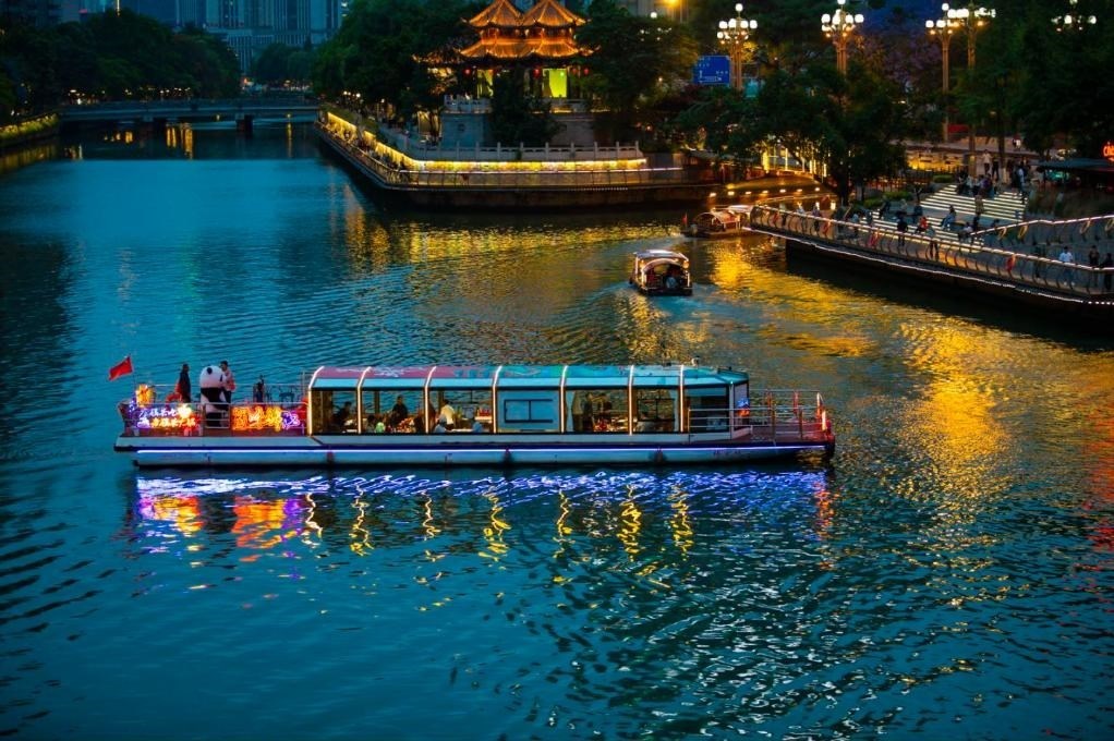 成都“夜游錦江”火鍋船。（唐斌治 攝）