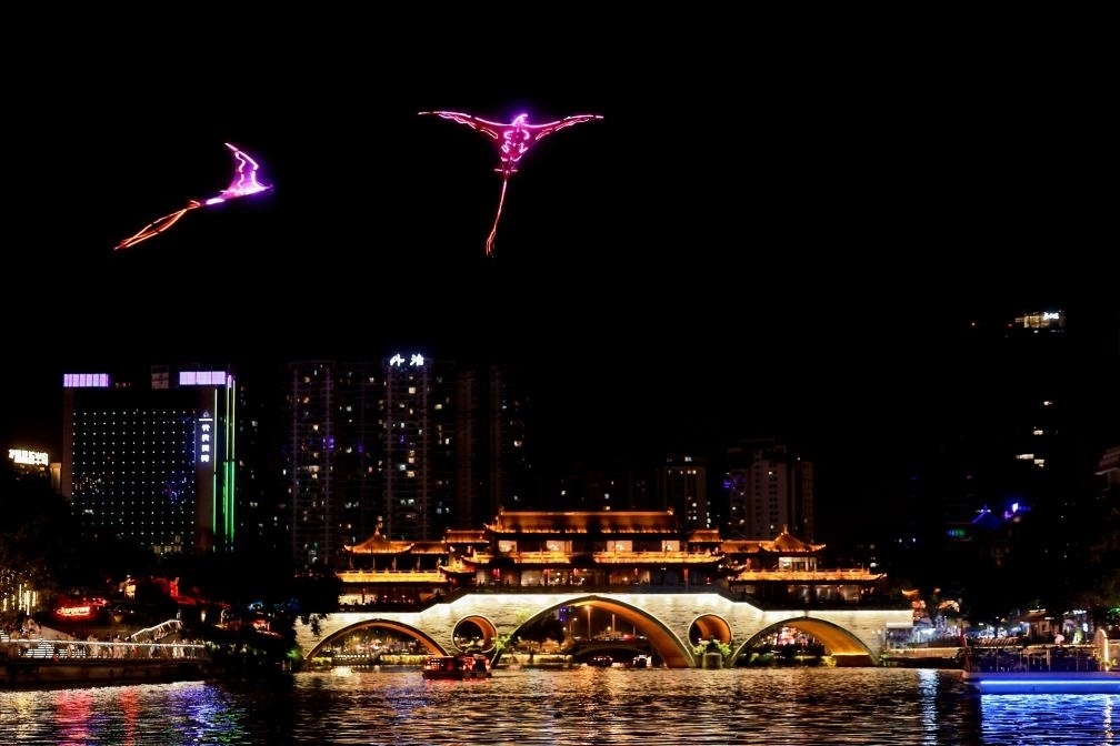 成都“夜游錦江”低空飛行裝置與游船伴飛。（唐斌治 攝）