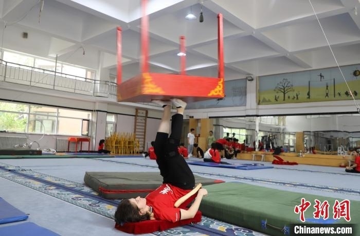 9月13日，美國雜技學員杰克正在中國“雜技之鄉(xiāng)”吳橋練習“蹬技”。 馬天龍 攝