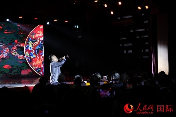 演出現(xiàn)場，演員帶來嗩吶獨(dú)奏《看秧歌》。人民網(wǎng)記者 楊一攝