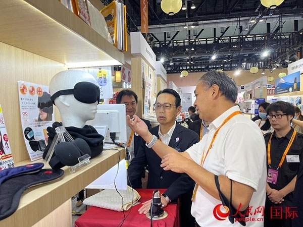 日本駐華大使金杉憲治（左二）參觀2024年服貿(mào)會日本館。人民網(wǎng)記者 盛楚宜攝