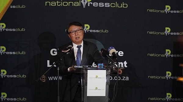 駐南非大使吳鵬出席中國駐南非使館同南國家新聞俱樂部聯(lián)合舉辦的中非合作論壇峰會(huì)成果宣介會(huì)并發(fā)表主旨講話。人民網(wǎng) 劉暢攝