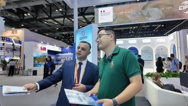 伊和·阿塔里扎德介紹阿塞拜疆產(chǎn)業(yè)園。人民網(wǎng)記者 楊倩攝