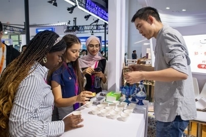 觀眾正在品嘗伊朗的藏紅花茶。人民網(wǎng)記者 翁奇羽攝