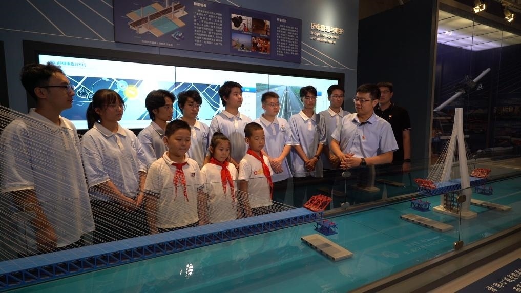 哈爾濱工業(yè)大學(xué)交通學(xué)院教師李順龍在中國橋梁博物館進(jìn)行課程思政與橋梁科普。新華社發(fā)（張潤 攝）