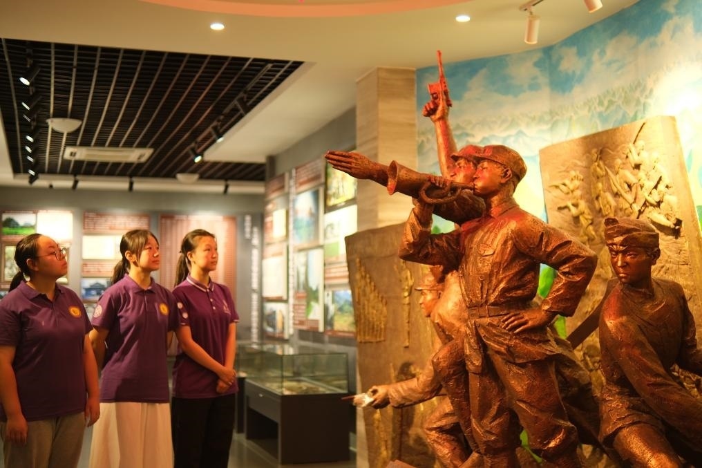 7月26日，南開大學(xué)實踐隊在環(huán)江革命陳列館了解毛南族人民在黨的領(lǐng)導(dǎo)下進(jìn)行革命斗爭的歷程。（受訪者供圖）